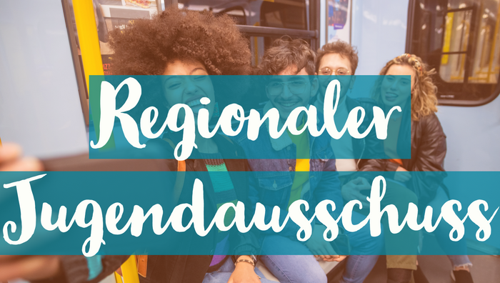 Ein Bild von 4 fröhlich lachenden Jugendlichen in der S-Bahn, ein Mädchen streckt die Zunge raus. Das Licht ist sehr warm. In der Mitte steht in einem grünen Balken "Regionaler Jugendausschuss".