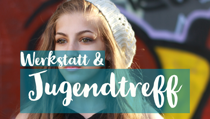 Ein Bild von einer Jugendlichen. Sie schaut mit großen braunen Augen an der Kamera vorbei und trägt eine weiße Mütze. Der Hintergrund ist bunt. In der Mitte steht in einem grünen Balken "Werkstatt und Jugendtreff".