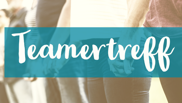 Ein Bild in schwarz-weiß und Sepiatönen von mehrern Jugendlichen, die nebeneinanderstehen und sich alle an der Hand halten. Die Gesichter und Füße sind nicht zu sehen, sondern nur die Kleidung. In der Mitte steht in einem grünen Balken "Teamertreff".