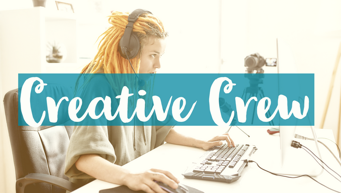 Ein Bild von einer Jugendlichen mit orangenen Rasta-Haaren. Die Person sitzt vor einem PC und bedient Maus und Tastatur. In der Mitte steht in einem grünen Balken "Creative Club".