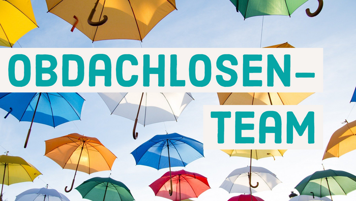Ein Bild mit vielen bunten Regenschirmen vor dem Himmel. Im Vordergrund steht in einem weißen Balken in grüner Schrift: Obdachlosen-Team