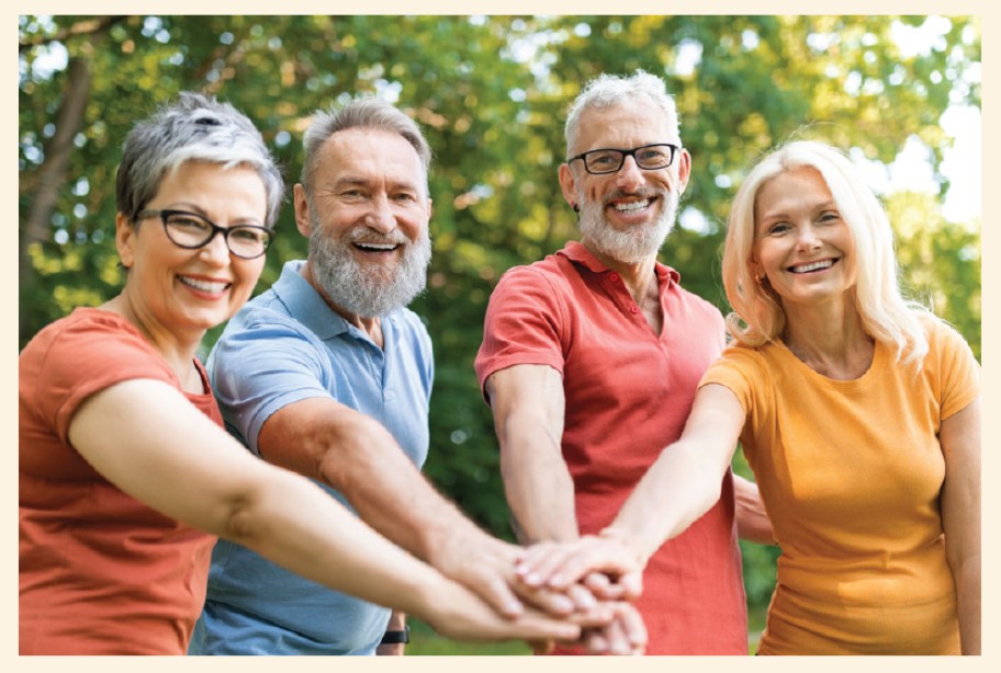 Eine Brücke im Grünen, die über einen kleinen Bach führt.