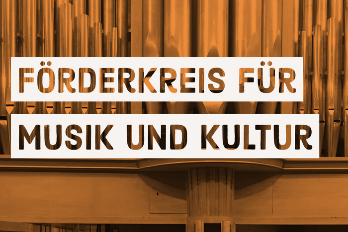 Ein Bild mit Orgelpfeifen im Hintergrund in warmem Licht. Davor ist ein weißer Balken mit einem Schriftzug in Farben der Orgelpfeifen: Förderkreis für Musik und Kultur.